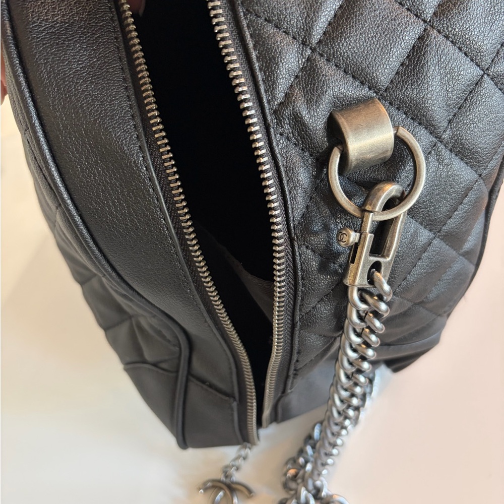 CHANEL Quilted Black Travel bag with Chain Strap - Picture 4 of 8